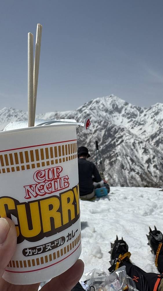 天狗山山頂にてカップヌードルカレーを食べる写真 ランチは天狗山山頂にてカップヌードルカレー