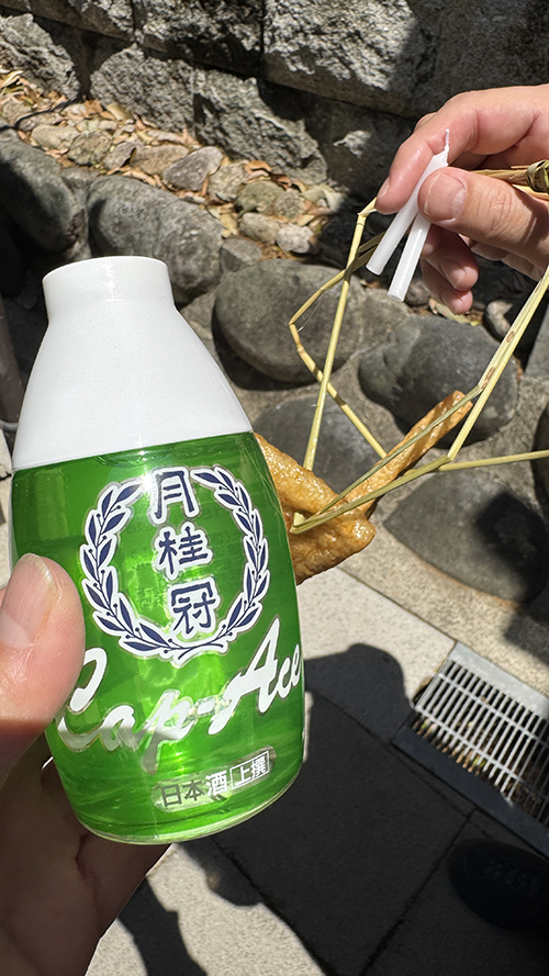お神酒、油揚げを購入して参拝します