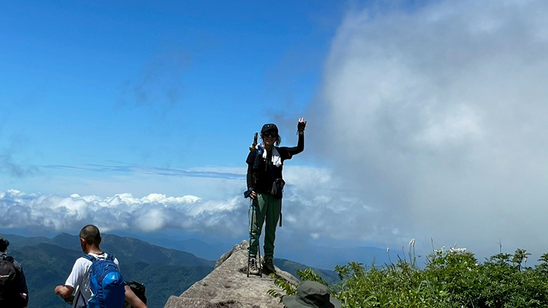 黒ボコ岩に登り記念撮影 白山登山道の砂防新道を3時間ほど歩いたところにある「黒ボコ岩」から記念写真を