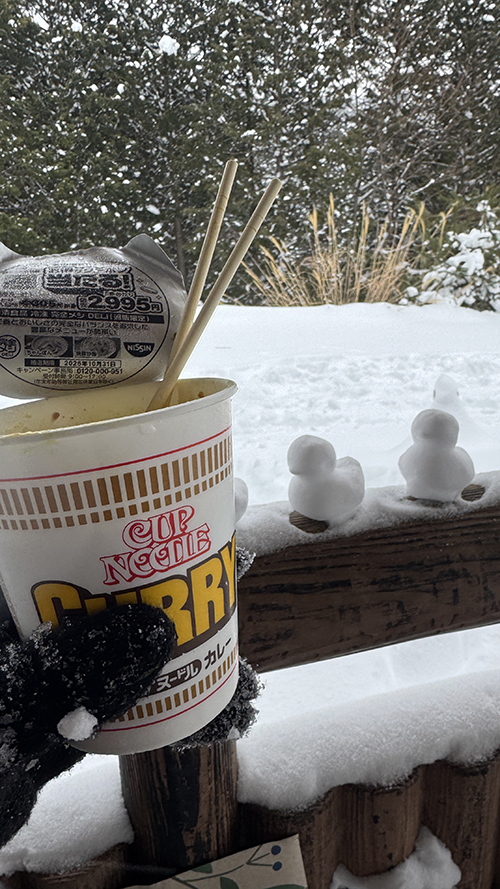 池田山のあずまやにてお昼ご飯のカップラーメン