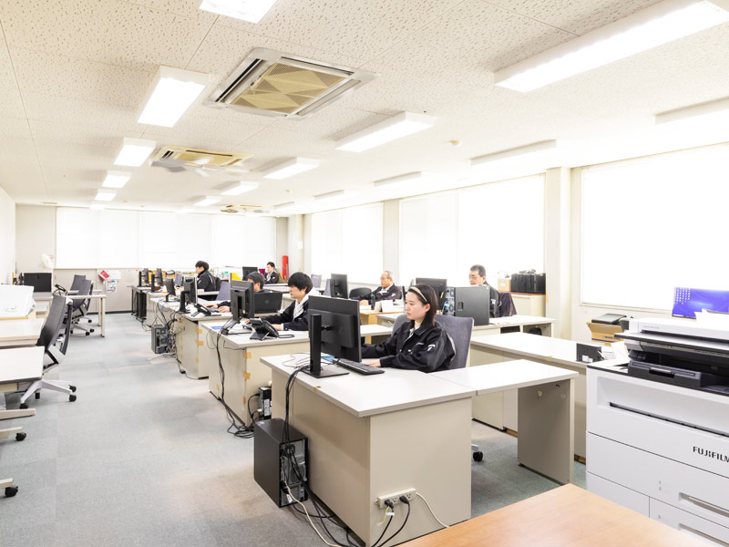 製造業事務風景