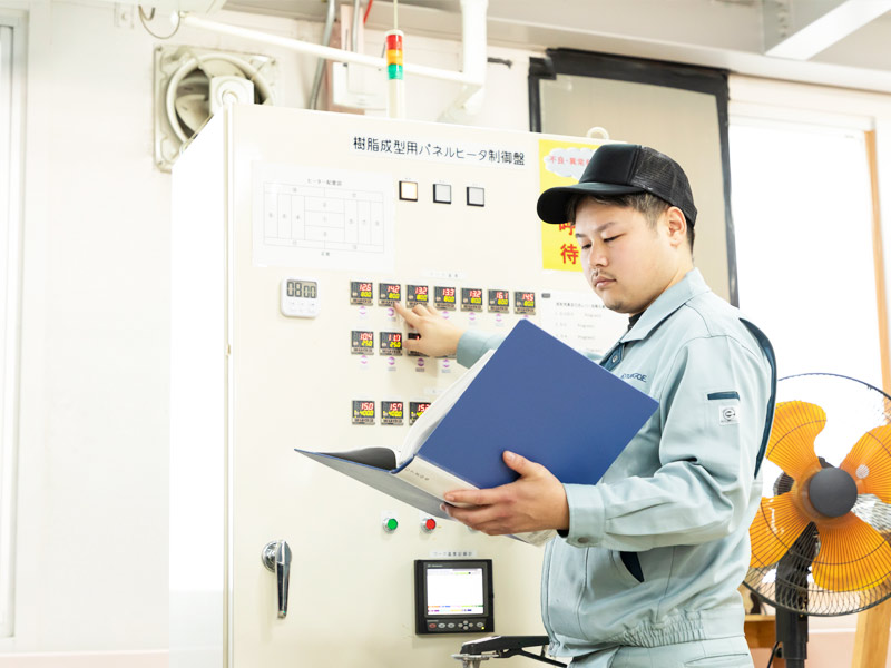 製造業事務風景